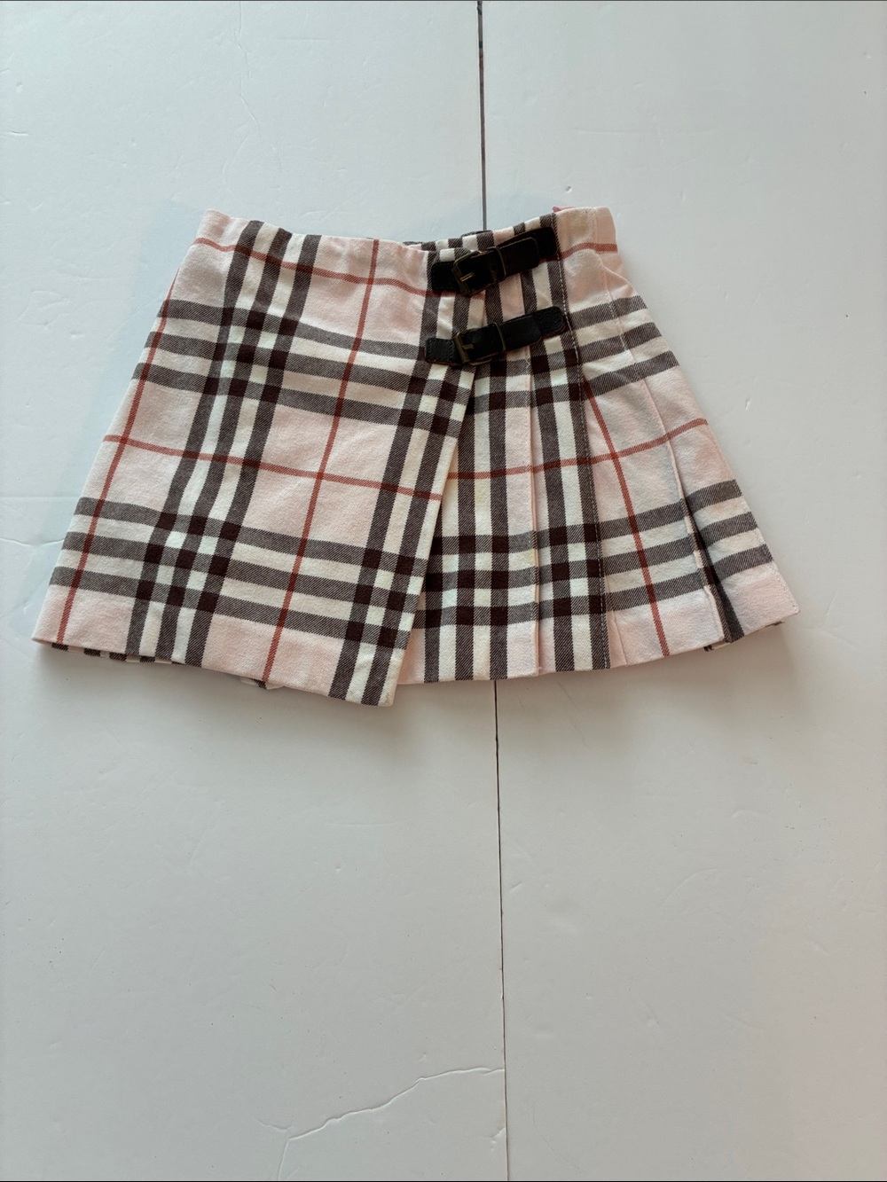 Burberry Plaid Pleated Mini Skirt with Buckle Detail - Pink Size 18M